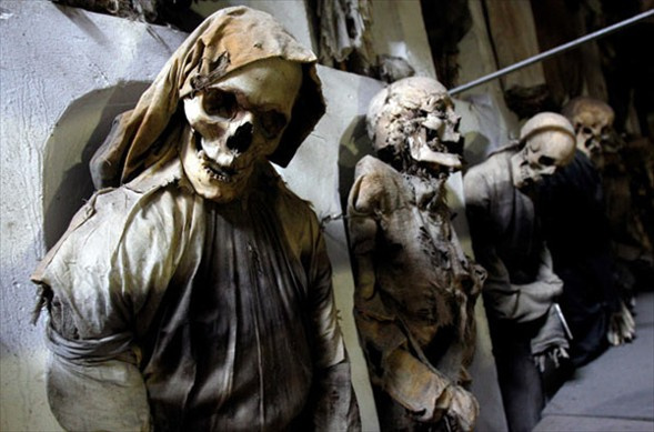 Ölüler evi binlerce yıllık cesetlerle dolu gören herkes ürperiyor