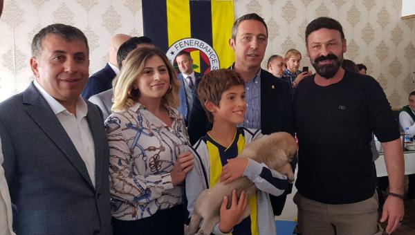 Ali Koç'a bir çift kangal köpeği yavrusu hediye edildi
