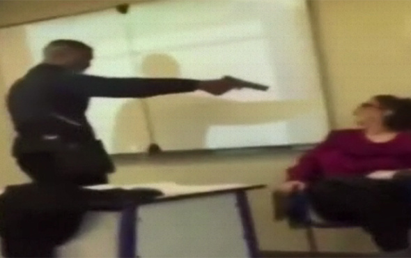 Kendisini 'yok' yazan öğretmenine silah çekti'