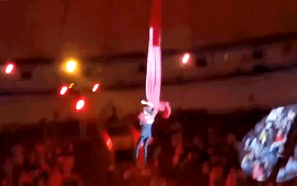 Sirk'de şok kaza! Jimnastikçi gösteri sırasında yere çakıldı