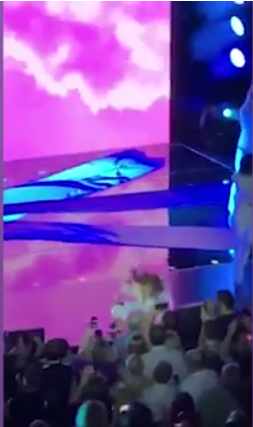Paula Abdul konser sırasında sahneden aşağıya düştü