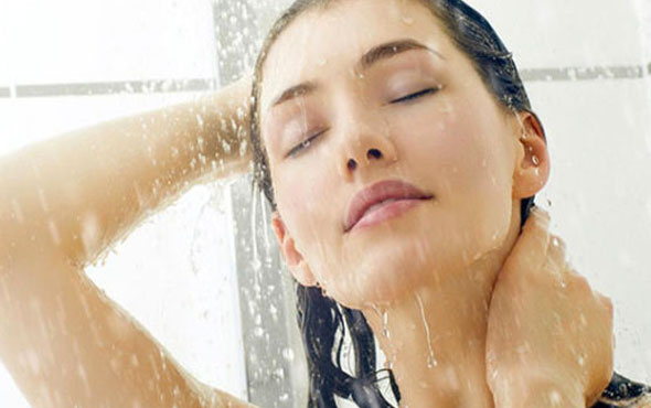 Duş alırken yapmamanız gereken 8 şey! Cildiniz zarar görüyor olabillir