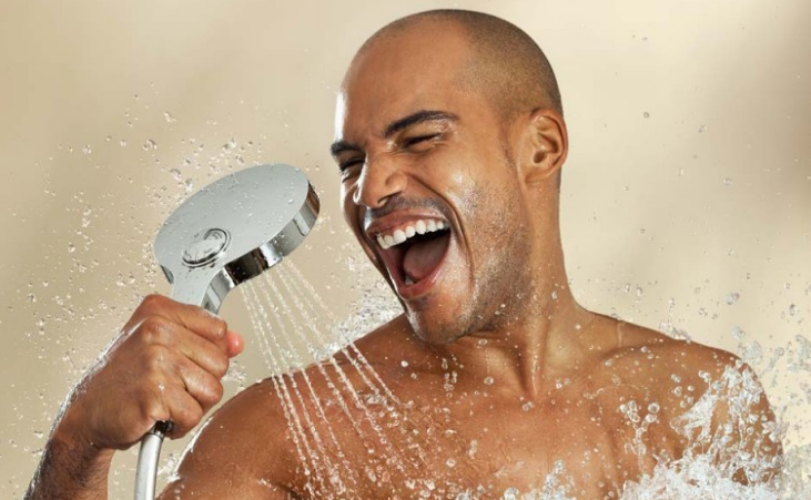 Duş alırken yapmamanız gereken 8 şey! Cildiniz zarar görüyor olabillir