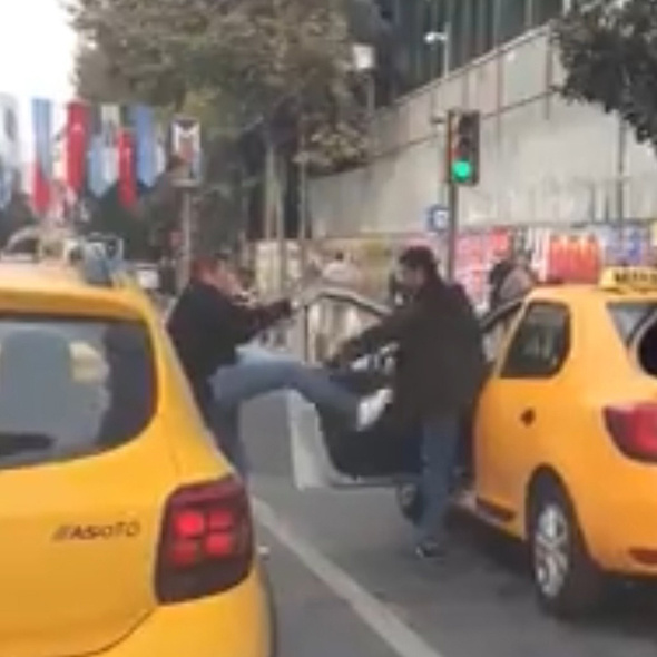 Taksicilerin 'yolcu alma' kavgası böyle görüntülendi!