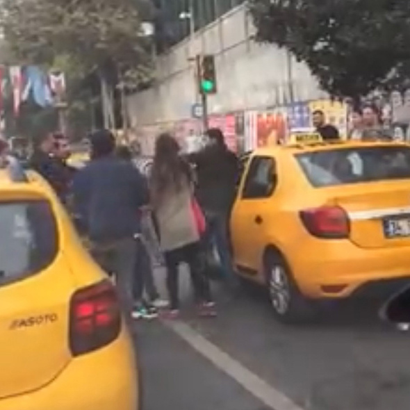 Taksicilerin 'yolcu alma' kavgası böyle görüntülendi!