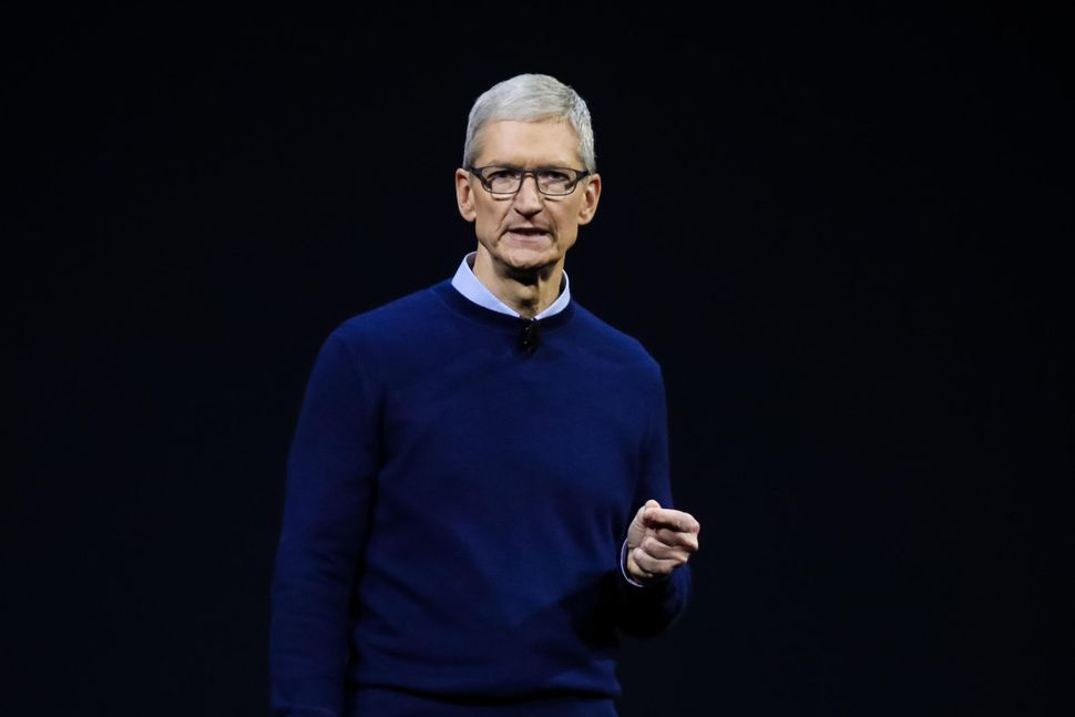 Apple CEO'su Tim Cook Avrupa'yı övdü ABD'yi gömdü