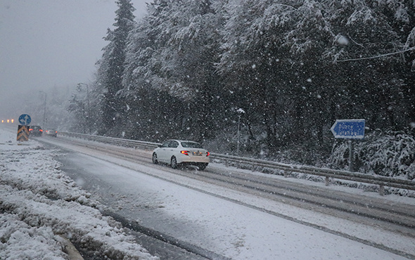 Kar yağışı etkili oluyor: Yollar beyaza büründü!