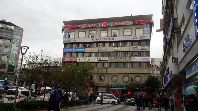 Trabzon'da çatı girişine 'İntihar etmek tehlikeli ve yasaktır' uyarısı asıldı