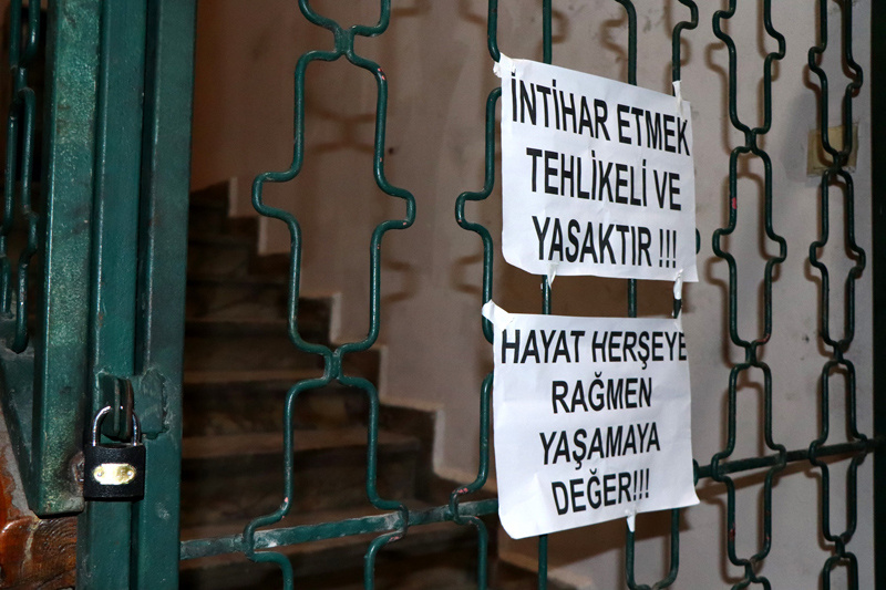 Trabzon'da çatı girişine 'İntihar etmek tehlikeli ve yasaktır' uyarısı asıldı