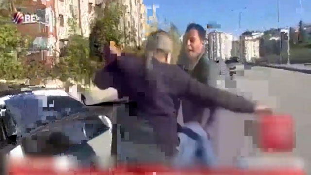 Beyaz TV muhabirini sokak ortasında evire çevire dövdü