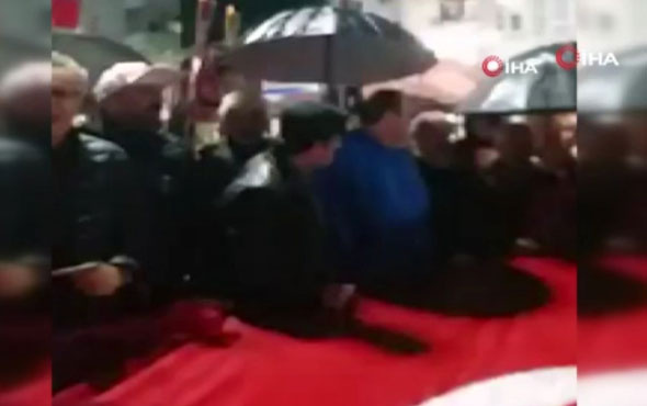 CHP ilçe başkanı 'Andımız' protestosunda Andımızı unuttu! 
