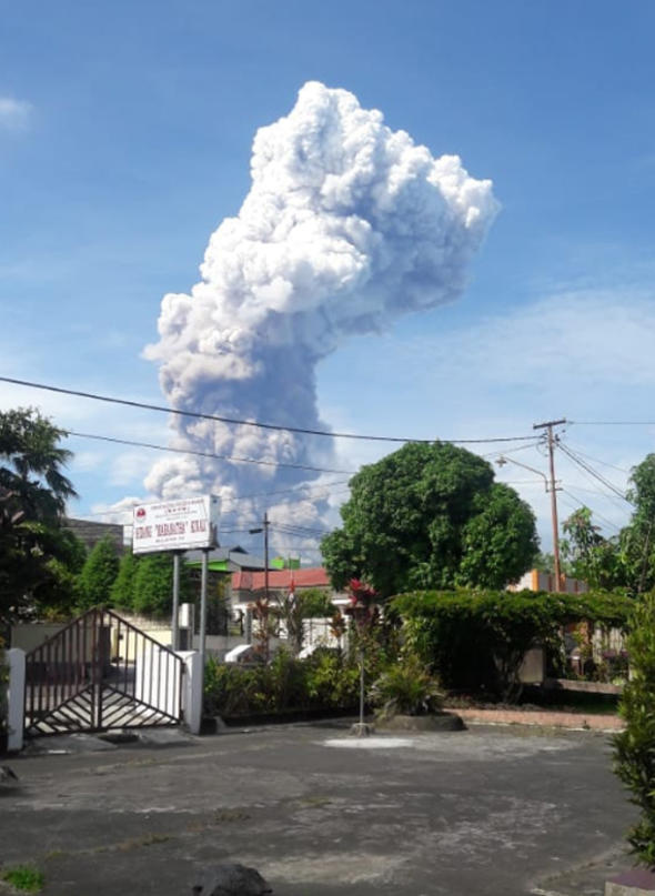 Deprem ve tsunami ile sarsılan Endonezya'da yanardağ patladı! 