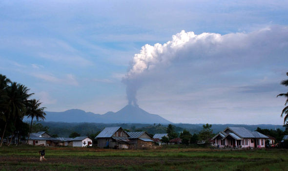 Deprem ve tsunami ile sarsılan Endonezya'da yanardağ patladı! 