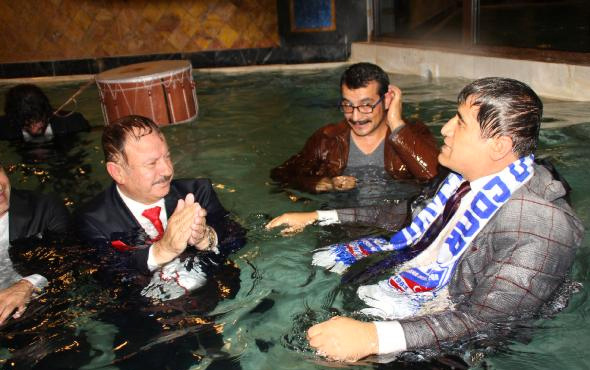 TRT canlı yayınında takım elbiseyle havuza akın
