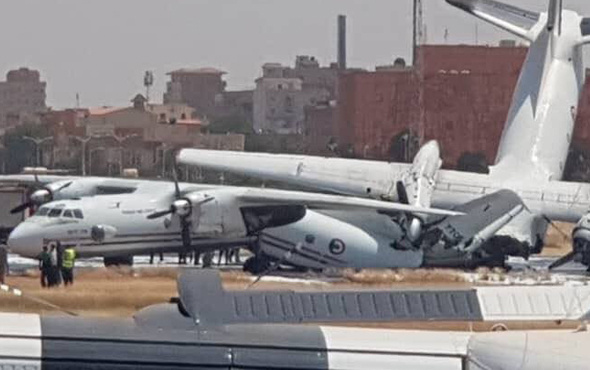 Sudan'da askeri uçaklar pistte böyle çarpıştı