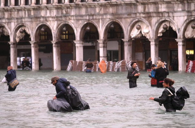 Venedik'te sel... Sokaklar sular altında kaldı