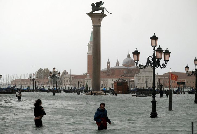 Venedik'te sel... Sokaklar sular altında kaldı