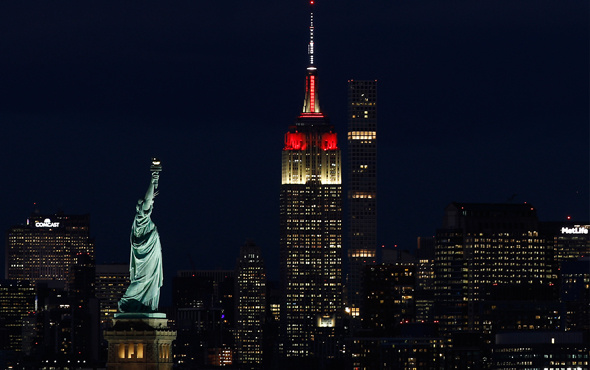 Empire State binası kırmızı-beyaz renklere büründü