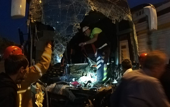Yolcu otobüsü TIR'a çarptı: Ölü ve çok sayıda yaralı var!