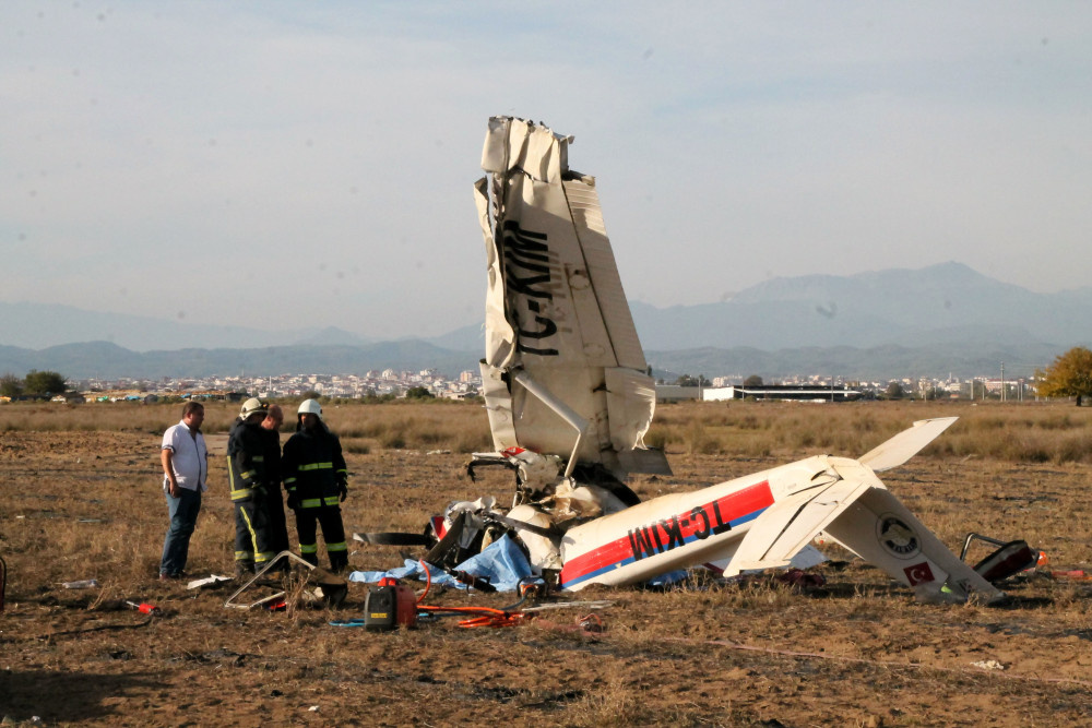 Antalya'da eğitim uçağı düştü!