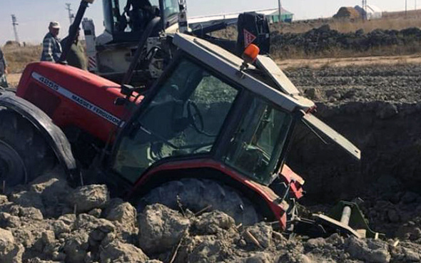 Tarla süren traktör, obruğa düştü