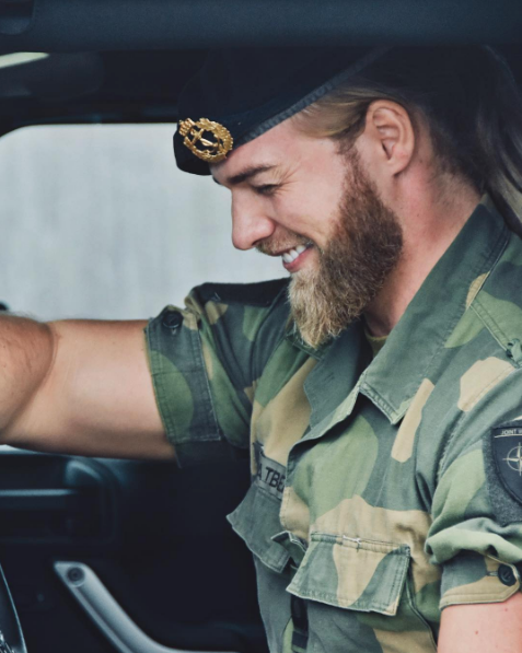 NATO'nun sembol yüzü seçilen Norveçli Teğmen sosyal medyayı salladı!