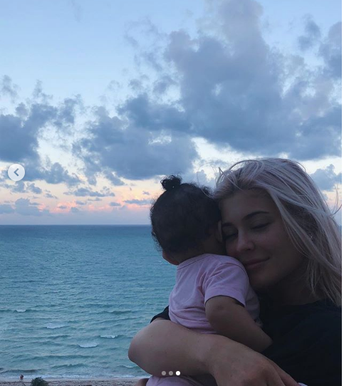 21 yaşındaki Kylie Jenner'in kızıyla birlikte pozları beğeni yağmuruna tutuldu