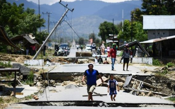 Endonezya'daki depremde ürküten olay! Toprak sıvılaştı