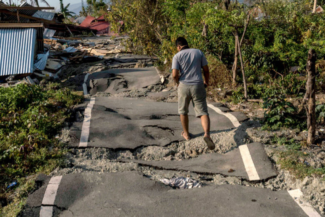 Endonezya depreminde ürperten tuhaf olay! Toprak 16 metre şahlandı