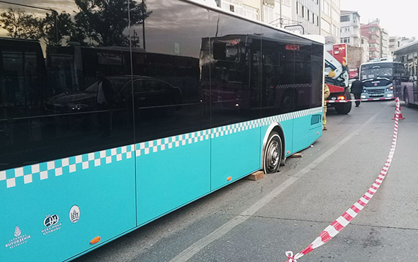 Kadıköy'de yol çöktü: Trafik kilitlendi!