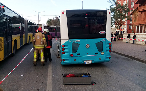 Kadıköy'de yol çöktü: Trafik kilitlendi!