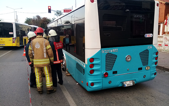 Kadıköy'de yol çöktü: Trafik kilitlendi!