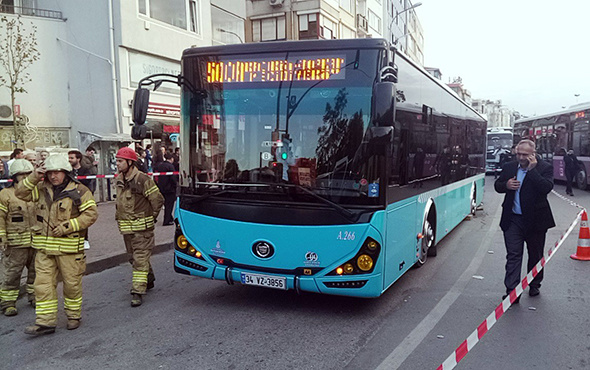 Kadıköy'de yol çöktü: Trafik kilitlendi!