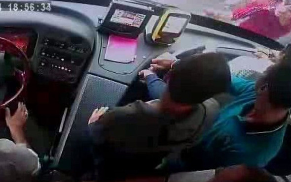 Şoför yol verdi, otobüsün camını kırıp şoföre saldırmak istedi