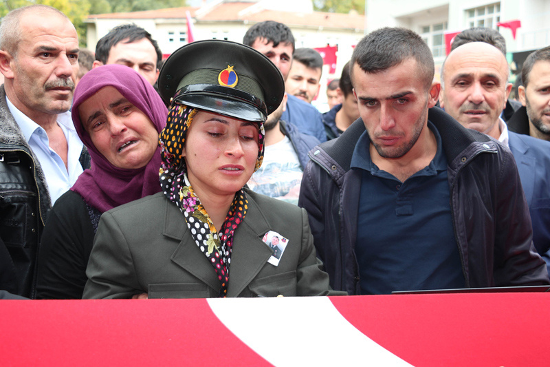 Batman şehitleri uğurlandı Şehidin nişanlısı askeri üniformasını giydi