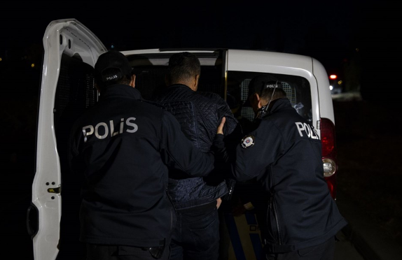 Alkollü sürücü yol ortasında uyuyakaldı