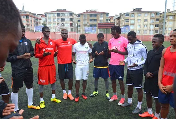 Futbol oynamak için geldikleri İstanbul'da takım kurdular!