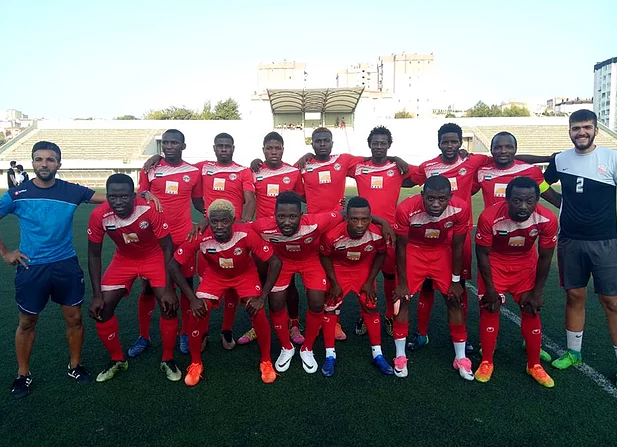 Futbol oynamak için geldikleri İstanbul'da takım kurdular!