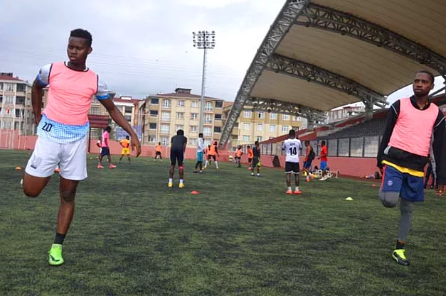 Futbol oynamak için geldikleri İstanbul'da takım kurdular!