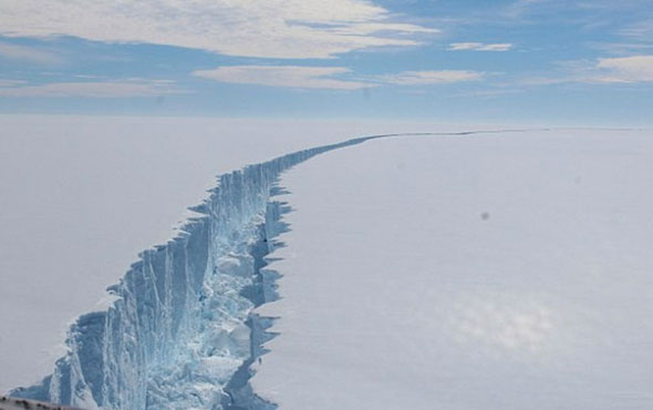 Antarktika'nın en hızlı eriyen buzulu parçalanmaya devam ediyor!