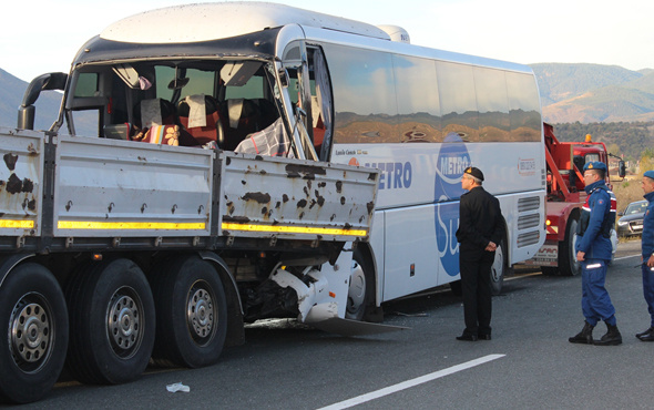 Kastamonu'da yolcu otobüsü tıra çarptı ölü ve yaralılar var
