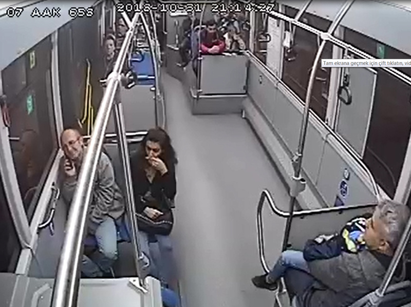 Halk otobüsünde küçük kıza taciz anı kameralara yansıdı