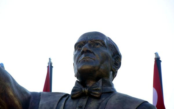 İzmir'de Atatürk heykeli tartışması!