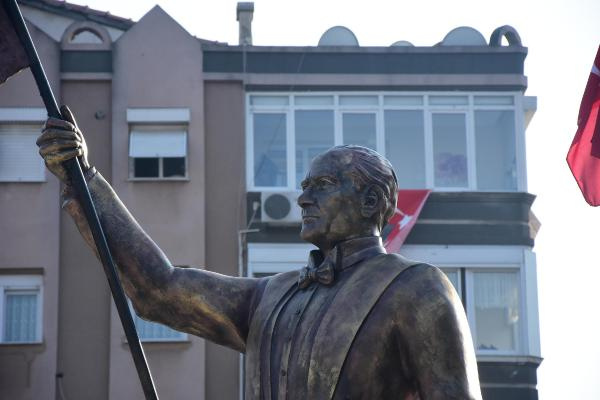 İzmir'de Atatürk heykeli tartışması!
