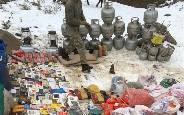 Van Gürpınar'da PKK sığınağında bunlar ele geçirildi