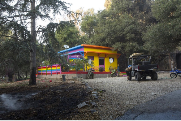 Kaliforniya'da facia Hollywood yıldızları kül olan evlerini böyle paylaştı