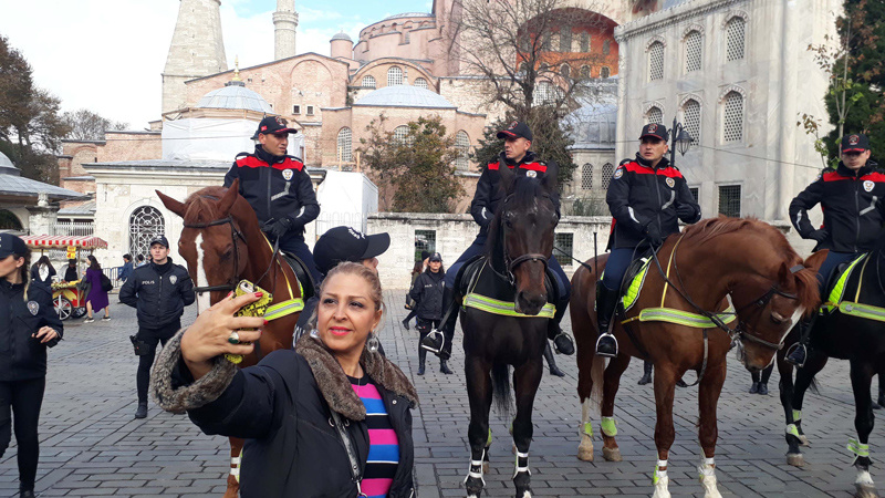 Sultanahmet Meydanı'nda atlı polisler göreve başladı