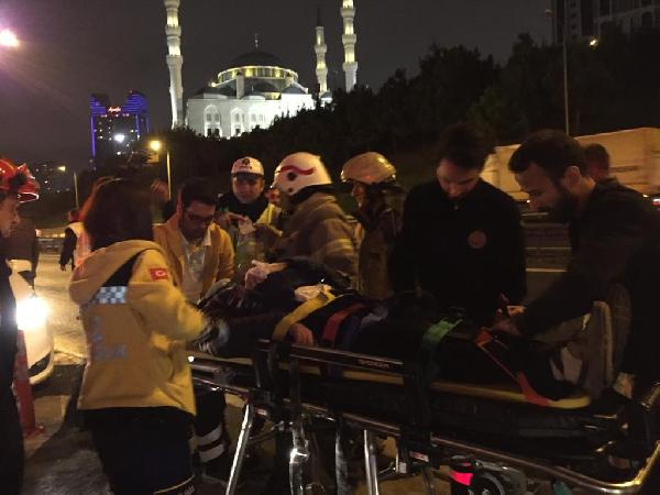 Ataşehir'de otomobil bariyere ok gibi saplandı: 1 ağır yaralı