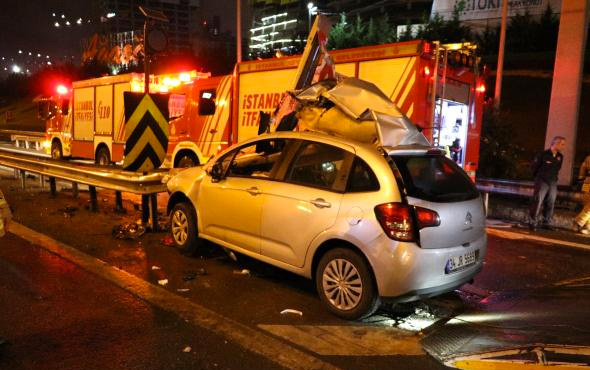 Ataşehir'de otomobil bariyere ok gibi saplandı: 1 ağır yaralı