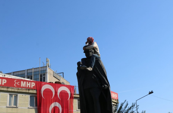 Atatürk heykeline çıktı linçten zor kurtuldu!